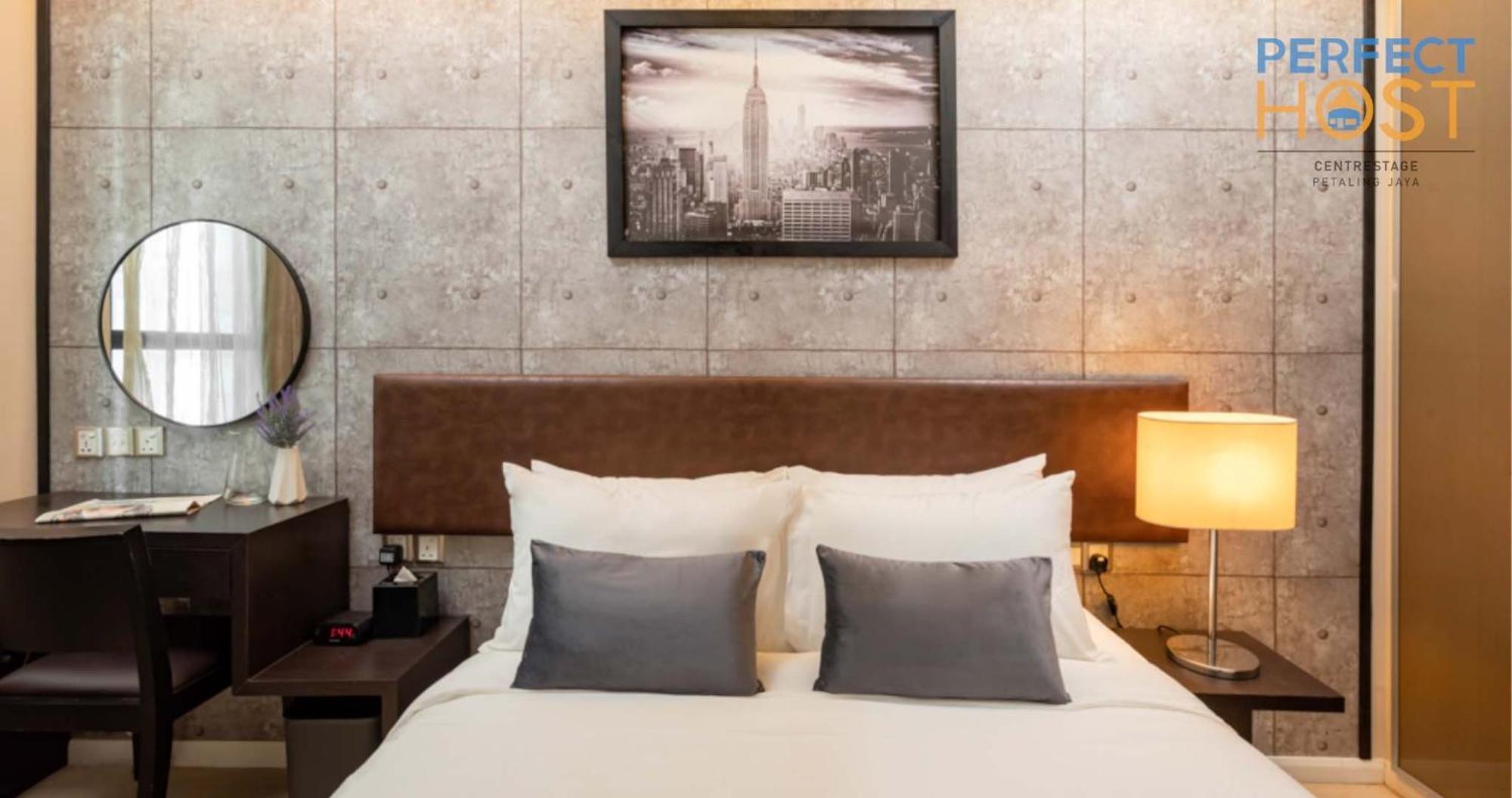 Отель Centrestage Petaling Jaya By Perfect Host Экстерьер фото A bedroom at the hotel
