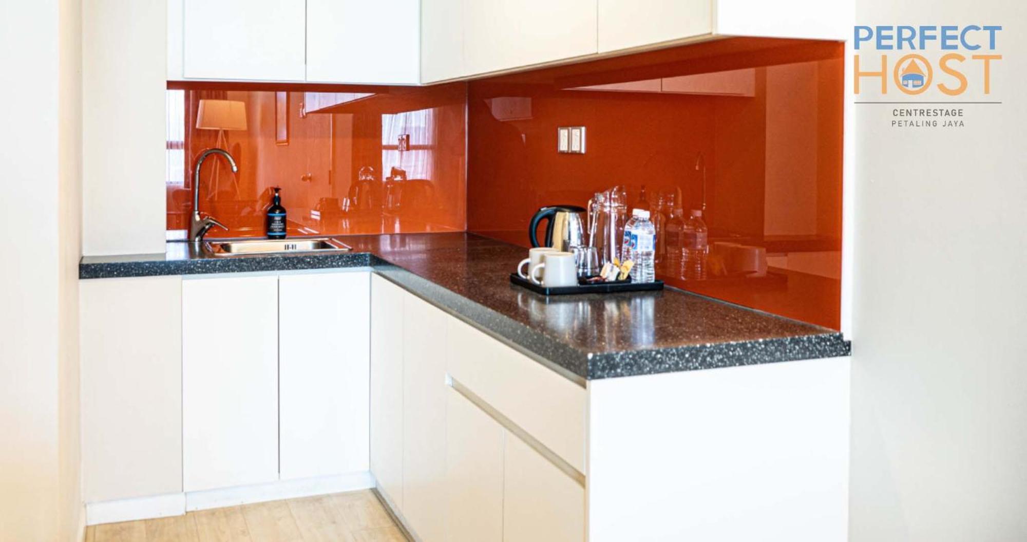 Отель Centrestage Petaling Jaya By Perfect Host Экстерьер фото A kitchen with a granite countertop