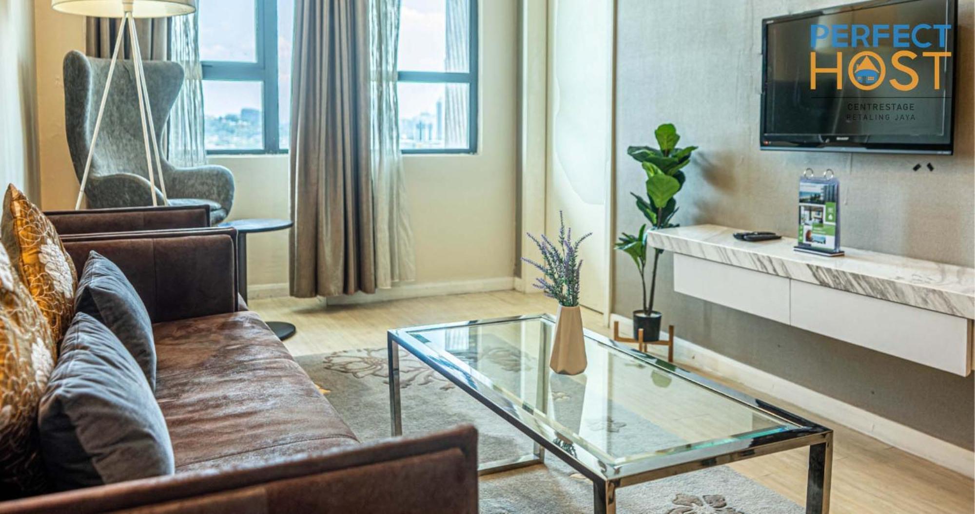 Отель Centrestage Petaling Jaya By Perfect Host Экстерьер фото A living room at the hotel